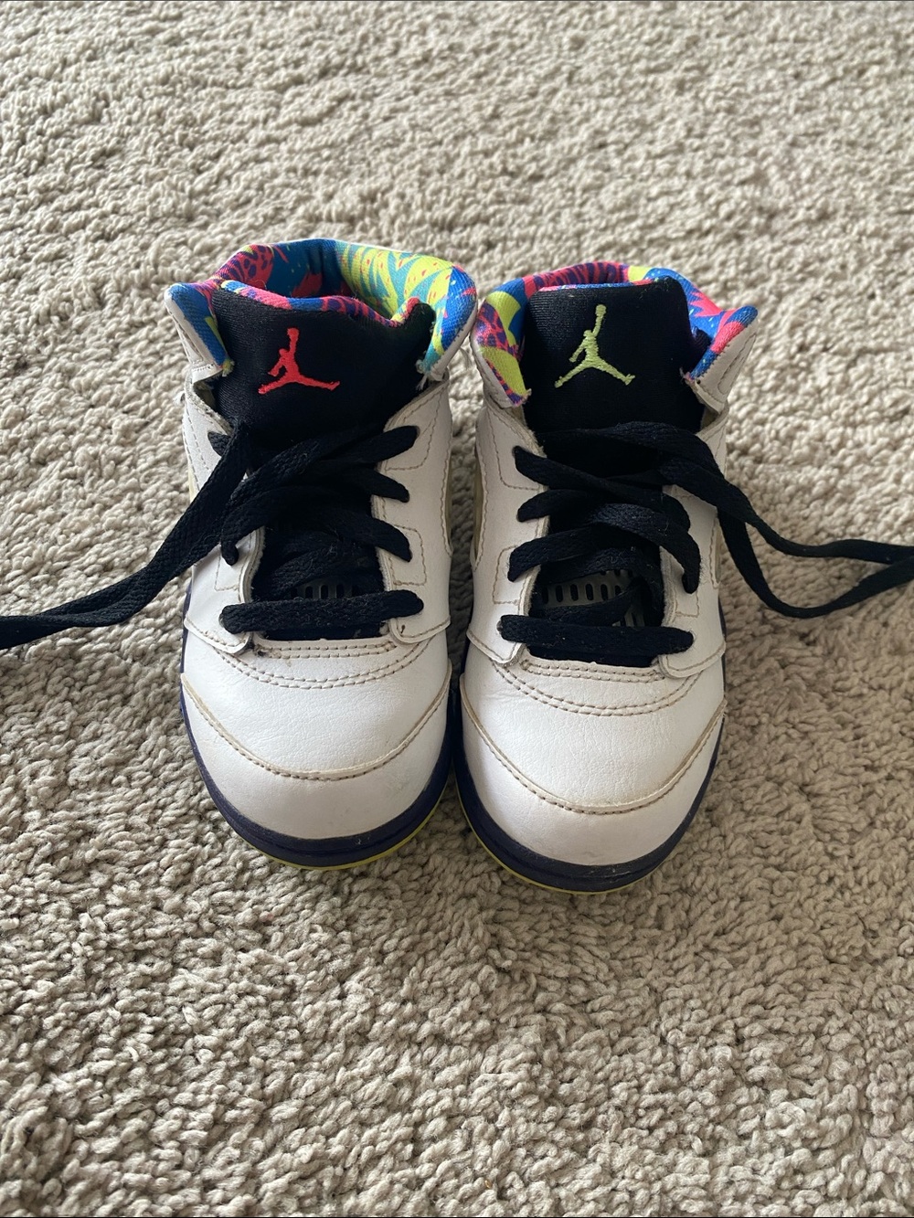 Michael Jordan Kids White basketball shoes with Multi-Color Collar
